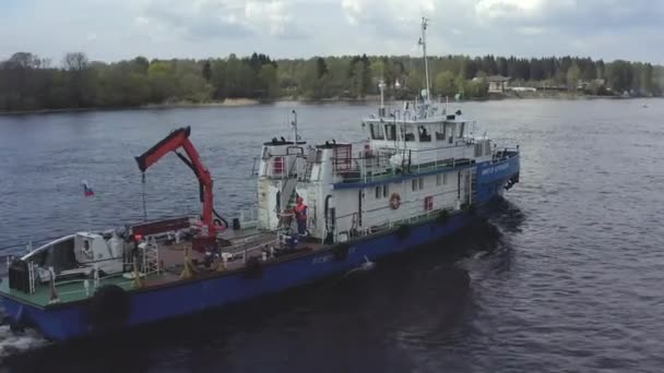Leningrad Region Russia 2021年6月1日 川沿いを航行する小型漁船の眺め — ストック動画