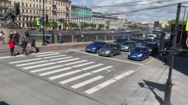 Aziz Petrus, Rusya - 15 Mayıs 2021: Rusya 'nın en güzel şehrinde yürüyün. Anichkov Köprüsü, Fontanka Nehri, Nevsky Prospect. Harika bir mimari. Yaz şehri.