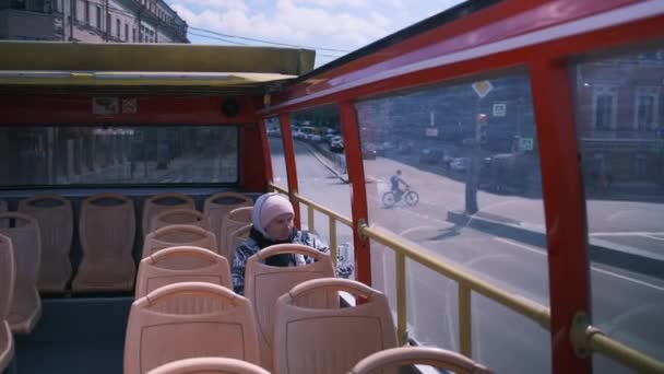 Дівчинка Їде Екскурсійному Автобусі Фотографує Місто Телефону Прогулюйтеся Найгарніших Містах — стокове відео