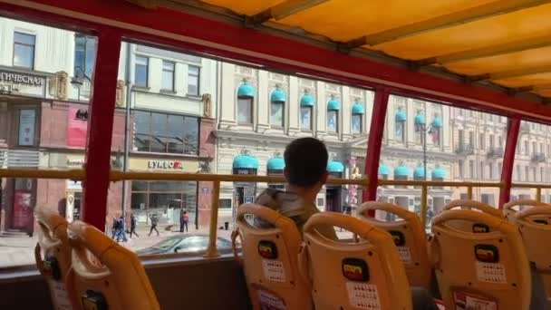 Saint Petersburg Russia 2021年5月15日 一辆红色双层观光巴士的内饰 伟大的建筑 穿过俄罗斯最美的城市 — 图库视频影像