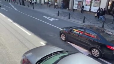 Aziz PETERSBURG, RUSSIA - 15 Mayıs 2021: yolu ve Nevsky Prospekt boyunca geçen arabaları görmek. Rusya 'nın en güzel şehrinden yürü. Harika bir mimari. Yaz şehri.