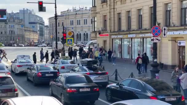 Saint Petersburg Russia Maggio 2021 Auto Trovano Semaforo Passaggio Pedonale — Video Stock