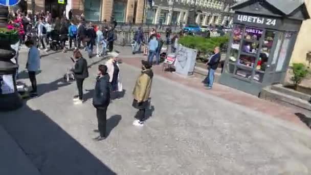 San Petersburg Rusia Mayo 2021 Multitud Caminando Largo Nevsky Prospekt — Vídeos de Stock