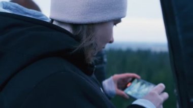 Kız balonla uçtuğu ormanın fotoğraflarını çekiyor. Sıcak hava balonu turistler için bir eğlence..