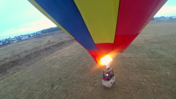 Πτήση Αερόστατου Προετοιμασία Για Προσγείωση Άνθρωπος Τροφοδοτεί Αέριο Τον Καυστήρα — Αρχείο Βίντεο