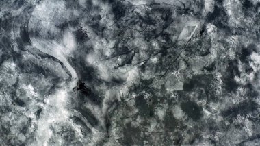 Güzel soyut doğal arka plan. Yukarıdan bak. Nehir buzla kaplı. Göldeki eşsiz buz deseni. 