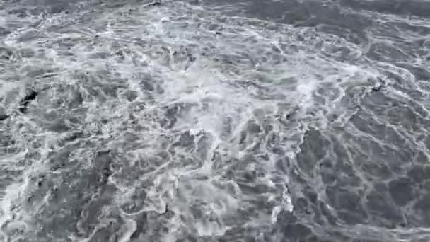 Powolny Film Burzliwymi Strumieniami Brudnej Wody Poruszającymi Się Lewej Prawej — Wideo stockowe