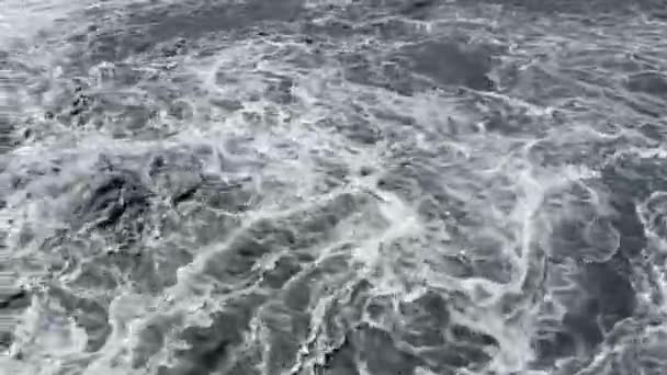 Burzliwe Strumienie Brudnej Wody Poruszają Się Dużą Prędkością Lewej Prawej — Wideo stockowe