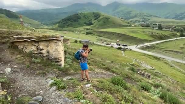 Tipo Turista Con Una Pequeña Mochila Fotografía Naturaleza Osetia Del — Vídeos de Stock