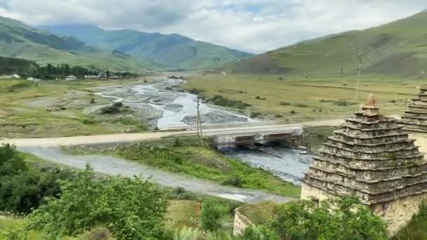 Hermoso Panorama Verdes Colinas Río Montaña Ciudad Los Muertos Dargavs — Vídeos de Stock