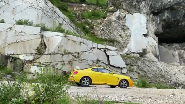 Coche Amarillo Conduce Largo Las Peligrosas Carreteras Garganta Gizeldon Osetia — Vídeo de stock