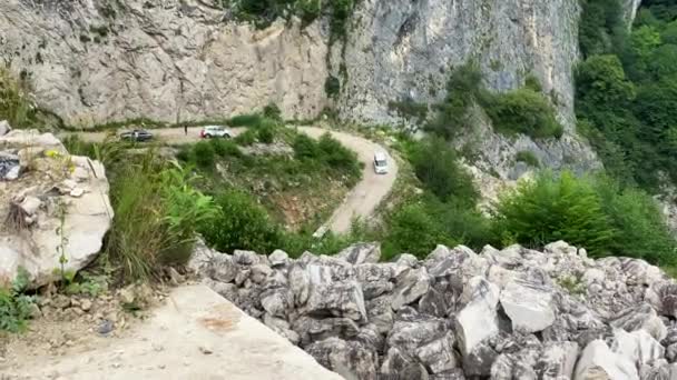 Los Coches Conducen Por Los Peligrosos Caminos Garganta Gizeldon Osetia — Vídeo de stock