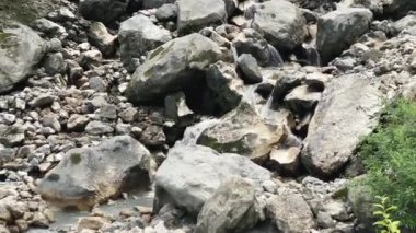 Bir dağ deresine akan küçük bir şelale manzarası. Kuzey Osetya, Rusya 'da resim gibi bir yer..