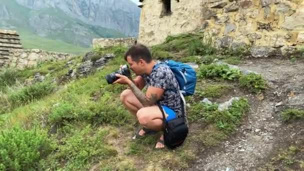 Fotógrafo Pone Cuclillas Toma Fotos Ciudad Los Muertos Osetia Del — Vídeo de stock