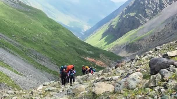 Gruppo Turisti Con Grandi Zaini Sale Sulla Montagna Arrampicata Kazbek — Video Stock