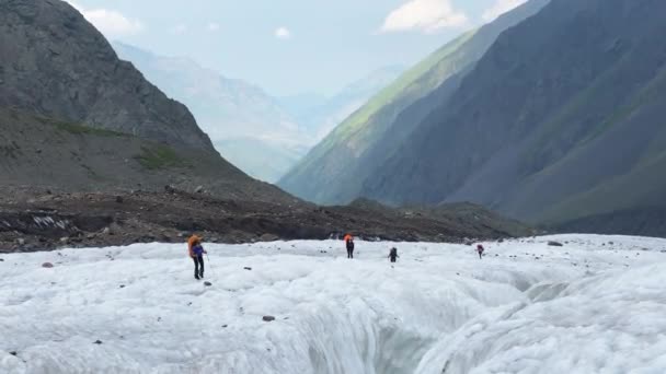 Turistas Con Grandes Mochilas Caminan Largo Del Glaciar Miley Escalada — Vídeo de stock