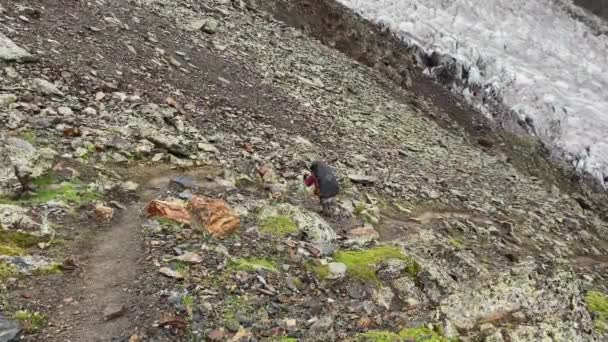 Turista Oranžové Helmě Velkým Batohem Kráčí Horské Stezce Vylézt Kazbek — Stock video