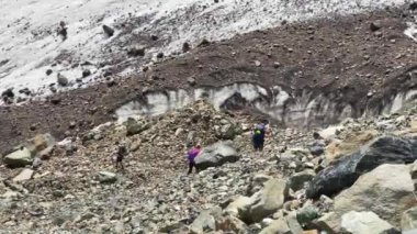 Kurnik 'ten Kuzey Osetya' daki Maili buzuluna üç turist iniyor. Rusya 'nın kuzeyinden Kazbek' e tırmanıyor. Kafkasya 'da yürüyüş.