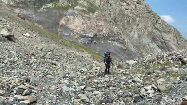 Een Vermoeide Oudere Toerist Klimmer Met Een Grote Rugzak Wandelt — Stockvideo