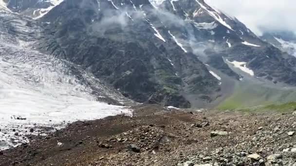 Increíbles Paisajes Osetia Del Norte Montañas Nevadas Colinas Verdes Nubes — Vídeo de stock