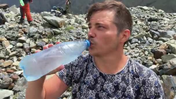 Facet Pije Czystą Górską Zimną Wodę Plastikowej Butelki Turyści Robią — Wideo stockowe