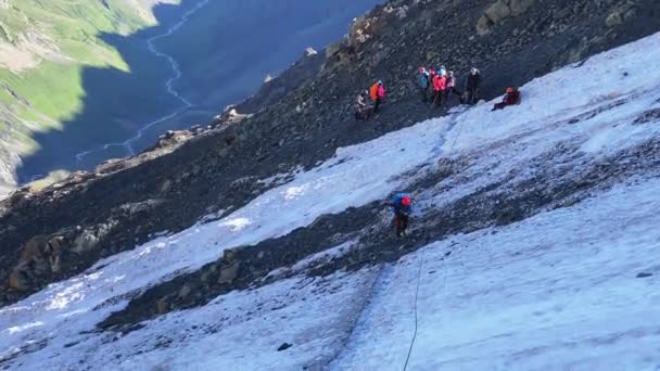 Een Klimmer Met Een Rode Helm Loopt Langs Morene Langs — Stockvideo