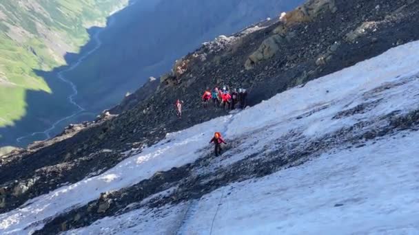 Alpinista Cruza Morena Longo Caminho Gelo Segurando Corda Com Uma — Vídeo de Stock