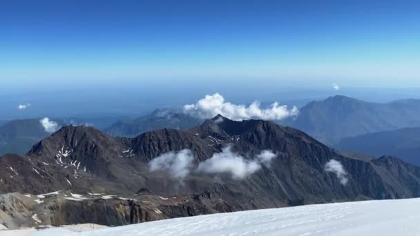 Uma Vista Deslumbrante Topo Monte Kazbek Panorama Montanhas Cobertas Neve — Vídeo de Stock