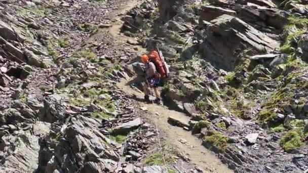 Turysta Schodzi Urwiska Ścieżką Górską Trzymając Się Liny Pionowego Balustrady — Wideo stockowe