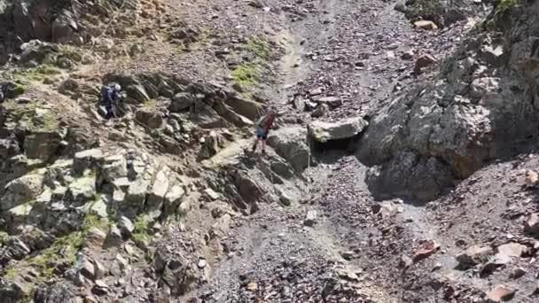 Sırt Çantalı Iki Dağcı Yüksek Bir Dağdan Iplere Tutunarak Iniyor — Stok video