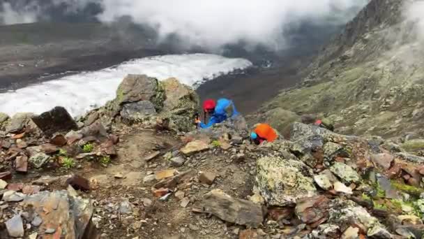 Grupo Tres Turistas Sube Por Sendero Montaña Pasando Por Una — Vídeo de stock