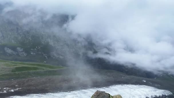 山の中で白い霧 コーカサス山脈を越えて 北オセチア 緑の丘や氷河の素晴らしい景色 ロシア側から北からカズベクを登る — ストック動画