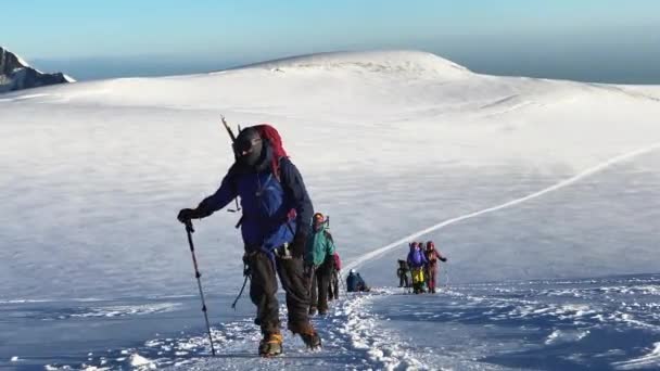 Alpinista Totalmente Equipado Sobe Kazbek Lado Russo Maravilhosas Vistas Montanhas — Vídeo de Stock