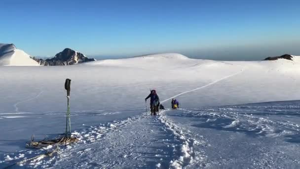 Grupo Turistas Sobe Monte Kazbek Lado Rússia Vistas Incríveis Montanhas — Vídeo de Stock