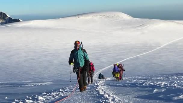 Grupo Alpinistas Sobe Kazbek Lado Rússia Maravilhosas Vistas Montanhas Rochas — Vídeo de Stock
