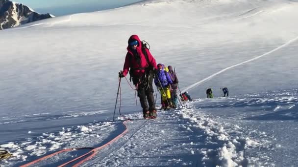 Uma Mulher Cansada Alpinista Com Grupo Amigos Sobe Kazbek Norte — Vídeo de Stock