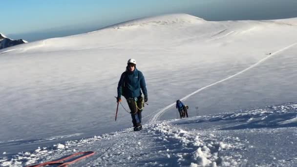 Três Amigos Alpinista Escalam Kazbek Norte Lado Rússia Maravilhosas Vistas — Vídeo de Stock