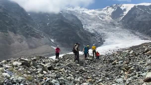 Skupina Šesti Turistů Malými Batohy Půjde Nahoru Horu Vylézt Kazbek — Stock video