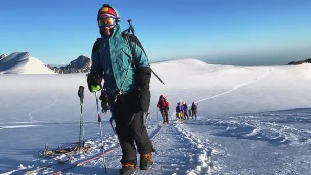 Eine Gruppe Bergsteiger Geht Auf Einem Schneebedeckten Weg Bergauf Die — Stockvideo