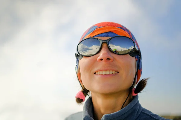 Retrato Una Mujer Feliz Con Gafas Sol Montaña Escalador Turístico —  Fotos de Stock