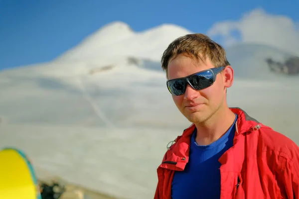 Portret Młodego Mężczyzny Okularach Górskich Turysta Tle Góry Kazbek Wspinaczka — Zdjęcie stockowe