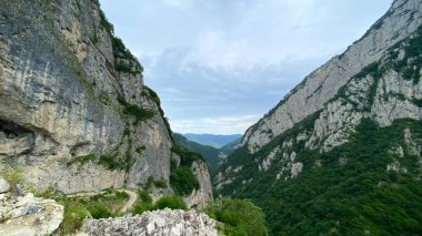 Geçilmez kayalar ve görkemli dağlar. Kuzey Osetya, Rusya 'daki Dargavs köyüne giden Gizeldon geçidine inanılmaz bir manzara..