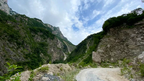 Widok Drogę Wąwozie Gizeldon Osetia Północna Rosja Nieprzeniknione Skały Majestatyczne — Zdjęcie stockowe