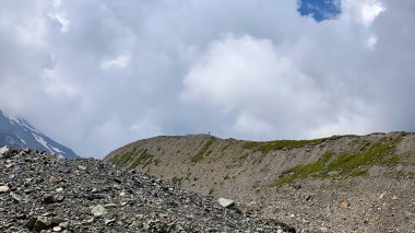 Kuzey Osetya 'nın güzel dağ manzarası. Dağlar, kayalar, tepeler, kurumnik. Kuzeyden, Rusya 'dan gelen Kazbek tırmanışı. Kafkasya 'da yürüyüş.