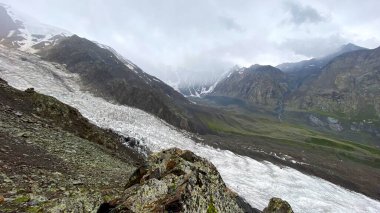 Dağlar, kayalar, tepeler ve bir buzul. Kuzey Osetya 'nın muhteşem dağ manzarası. Kuzeyden, Rusya 'dan gelen Kazbek tırmanışı. Kafkasya 'da yürüyüş.
