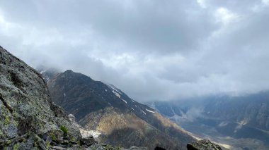 Kafkasya 'yı yürüyerek geçmek. Kuzey Osetya 'nın dağ manzarası. Dağlar, kayalar, tepeler. Kuzeyden, Rusya 'dan gelen Kazbek tırmanışı.