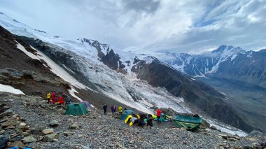 Dağlardaki bir çadır kampında tırmanıyorlar. Kuzeyden, Rusya 'dan gelen Kazbek tırmanışı. Kafkasya 'da yürüyüş.