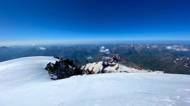 Kazbek Dağı 'nın tepesinden bak. Kafkasya 'yı yürüyerek geçmek. Dağlar, kayalar ve tepeler. Kuzey Osetya 'nın dağ manzarası. Kuzeyden, Rusya 'dan gelen Kazbek tırmanışı.