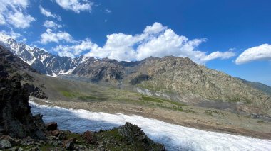 Kafkasya 'yı yürüyerek geçmek. Kuzey Osetya 'nın güzel dağ manzarası. Yüksek dağlar, yeşil tepeler, kayalar. Kuzeyden, Rusya 'dan gelen Kazbek tırmanışı.