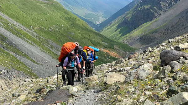 Turistas Com Mochilas Grandes Estão Caminhando Longo Trilha Montanha Escalando — Fotografia de Stock